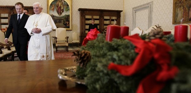 pope-advent-wreath1-e1352831583667.jpg