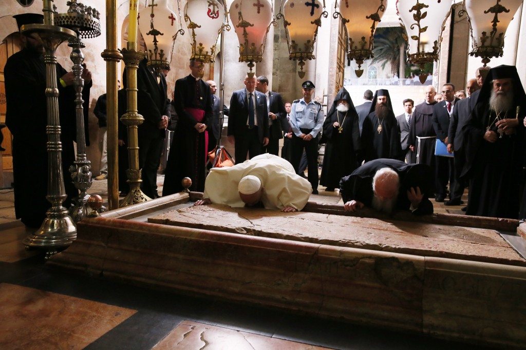 Pope, patriarch kiss Stone of Unction in Jerusalem's Church of the Holy Sepulcher