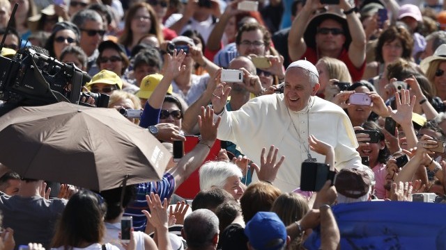Pope Francis greets crowd as he arrives to lead general audience in St. Peter's Square