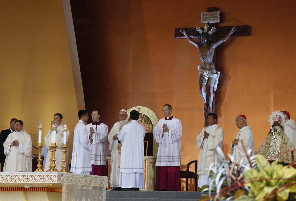 Pope Francis celebrates Mass at Rizal Park in Manila, Philippines