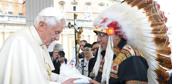 POPE BENEDICT ACCEPTS GIFT FROM CANADIAN GRAND CHIEF DURING WEEKLY AUDIENCE AT VATICAN