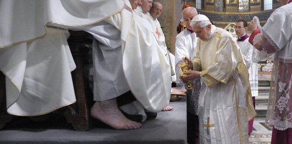POPE WASHES FOOT OF PRIEST DURING HOLY THURSDAY MASS IN ROME