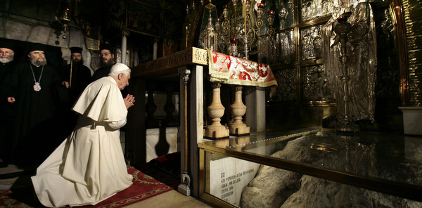 POPE PRAYS AT SITE MARKING PLACE WHERE JESUS WAS CRUCIFIED