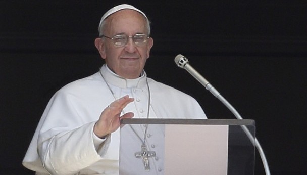 Pope greets crowd after praying 'Regina Coeli' at Vatican