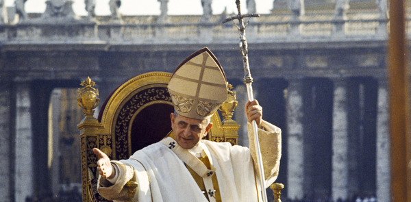 POPE PAUL VI GREETS FAITHFUL DURING CLOSURE OF SECOND VATICAN COUNCIL IN 1965