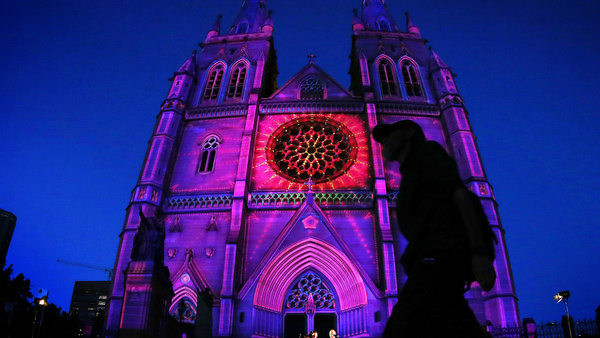 CATHEDRAL ILLUMINATED FOR CHRISTMAS IN SYDNEY