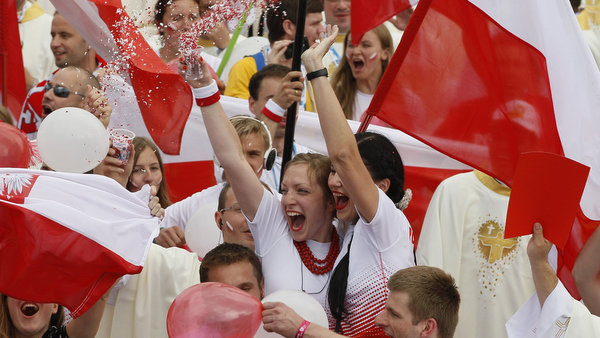 Polish pilgrims react as pope announces that Krakow will host World Youth Day 2016