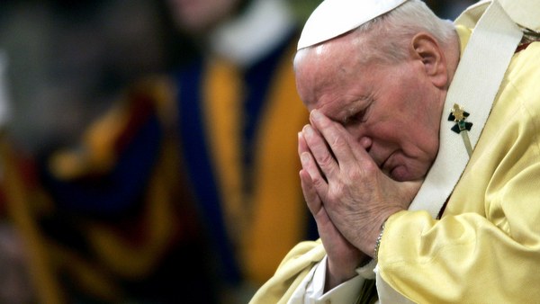 2005 FILE PHOTO OF POPE JOHN PAUL II IN PRAYER