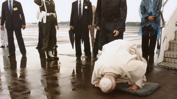 1989 FILE PHOTO OF POPE JOHN PAUL II ARRIVING IN INDONESIA