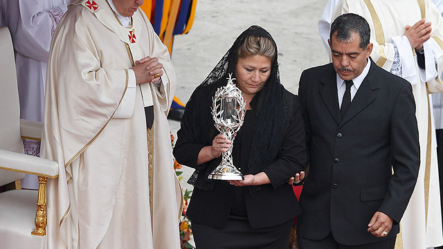 Woman involved in miracle for St. John Paul II carries relic at canonization Mass