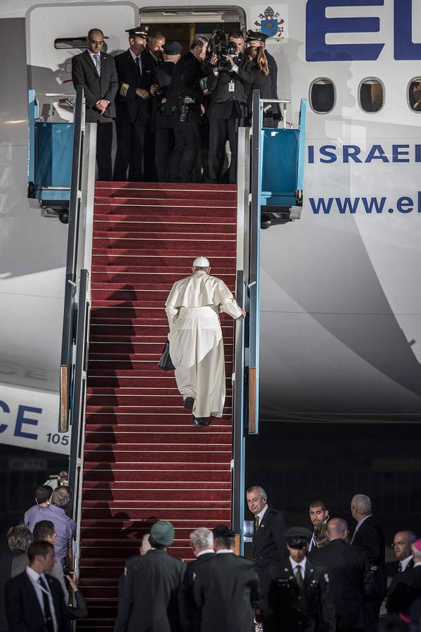 Pope Francis boards an airplane at Ben Gurion airport outside Tel Aviv May 26. The pope ended a three-day Holy Land pilgrimage rife with calls for bridging divisions. (CNS photo/Oliver Weiken, EPA) 