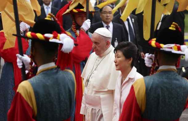 Pope Francis attends welcoming ceremony with South Korean President Park Geun-hye