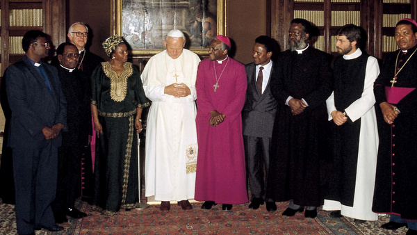 ARCHBISHOP DESMOND TUTU PICTURED WITH POPE JOHN PAUL II AT THE VATICAN IN 1983