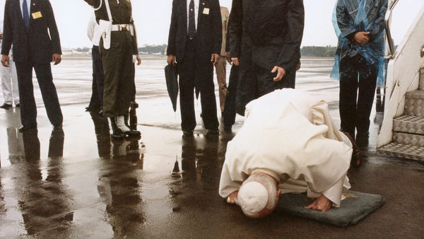 1989 FILE PHOTO OF POPE JOHN PAUL II ARRIVING IN INDONESIA