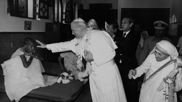 MOTHER TERESA, POPE JOHN PAUL II AT HOME FOR DYING IN 1986