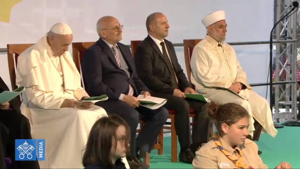 Pope Francis prays for peace with religious leaders of Bulgaria on May 6, 2019. Vatican Media