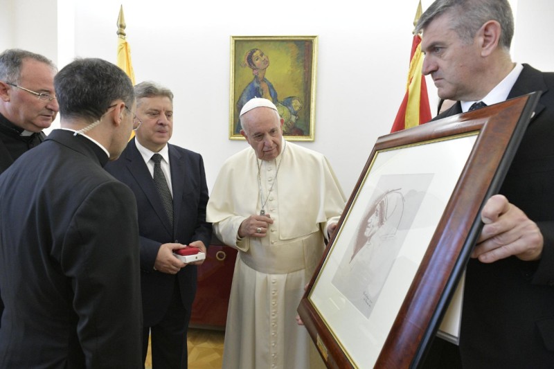 Pope Francis presents a gift to the president of North Macedonia. (Vatican Media)