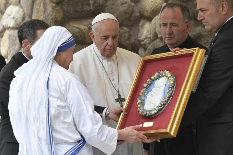 Pope Francis presents a gift to the Sisters of Mother Teresa. (Vatican Media)