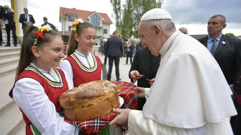 Pope Francis arrives for a meeting with the Catholic community of Rakovski, Bulgaria. May 9, 2019. (Vatican Media)