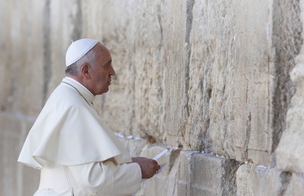 Pope Francis prays at Western Wall in Jerusalem