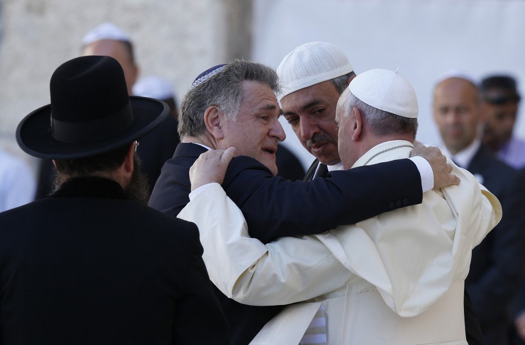 Pope Francis embraces Argentine Rabbi Abraham Skorka