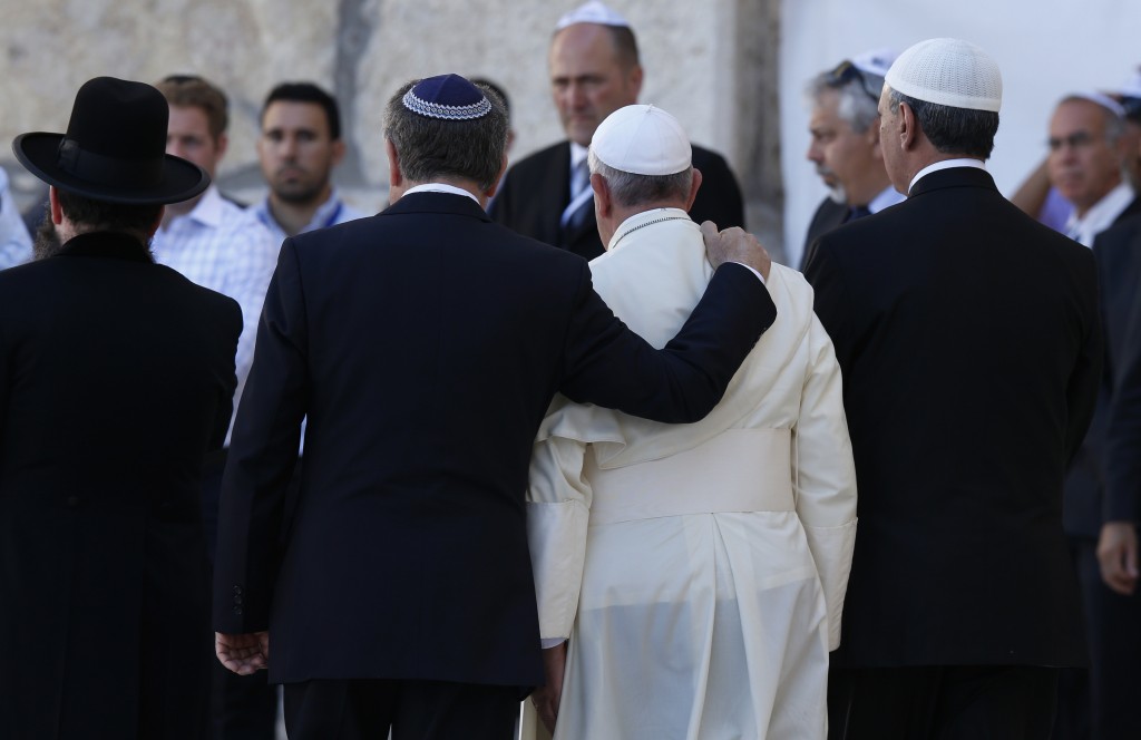 Pope Francis visits Western Wall in Jerusalem