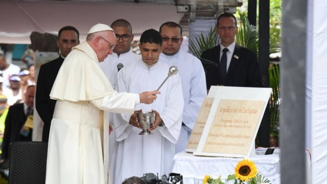 教宗與哥倫比亞無家可歸者和人口販賣受害者同在