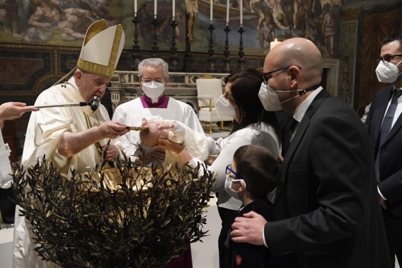 教宗為16名嬰兒付洗：父母親要守護孩子的基督徒身份