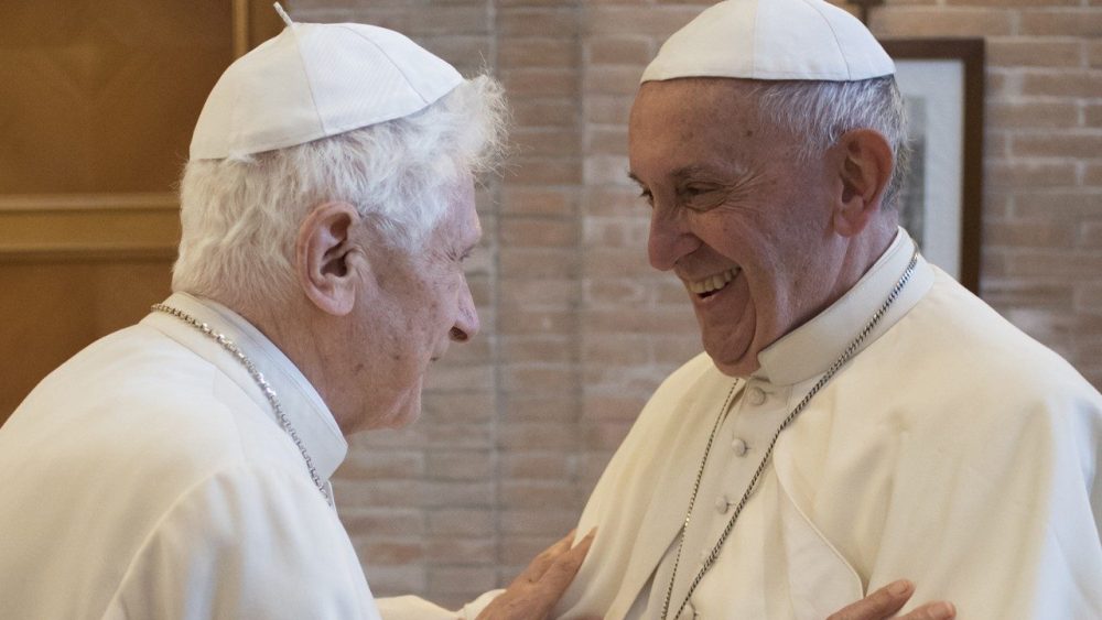 教宗方濟各探望並祝賀榮休教宗本篤十六世95歲生日快樂
