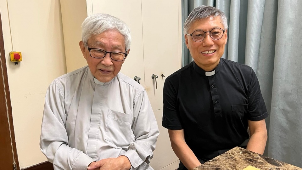 香港教區周守仁主教和夏志誠輔理主教一起拜訪陳日君樞機