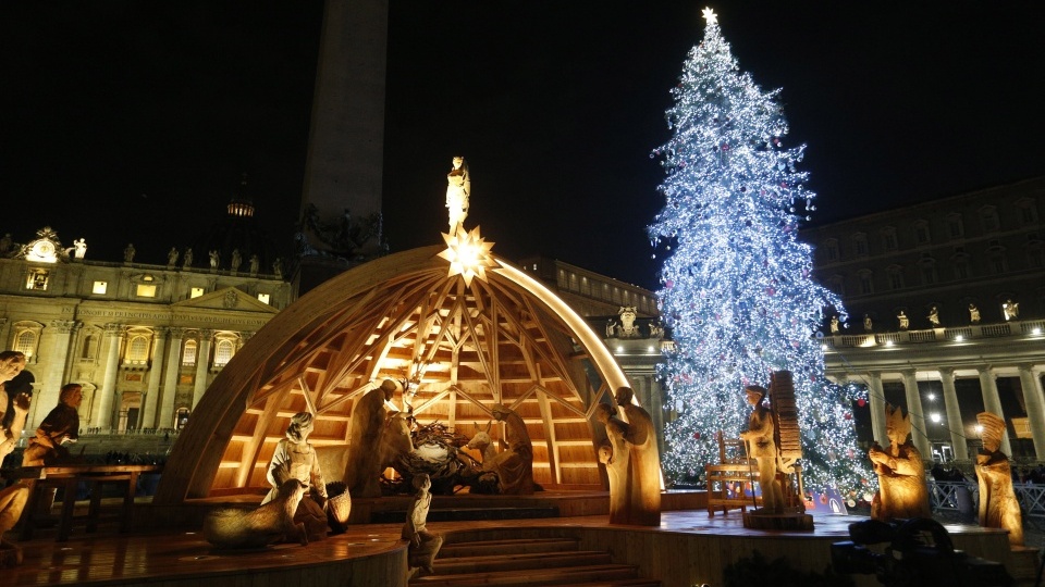 聖伯多祿廣場舉行聖誕馬槽揭幕和聖誕樹亮燈儀式