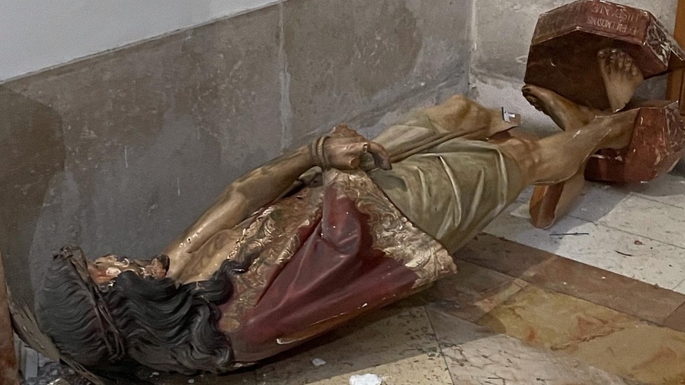 聖地鞭刑堂的耶穌聖像遭人用錘子擊倒及毀壞