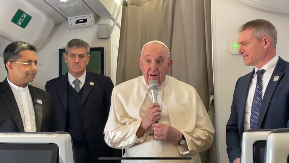 教宗在飛往金沙薩途中為穿越撒哈拉沙漠而遇難的人祈禱