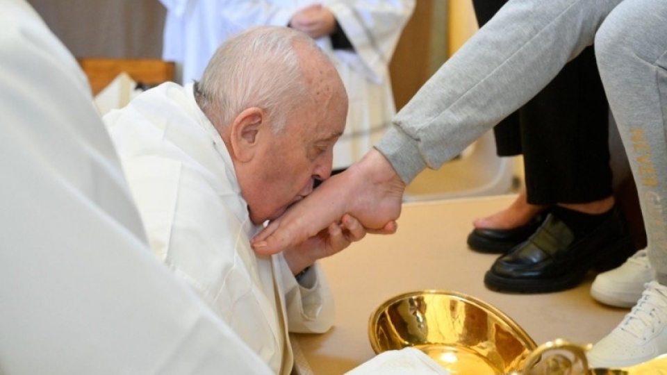 教宗為12名不同宗教信仰和國籍的女服刑人士洗腳：「天主寬恕一切」
