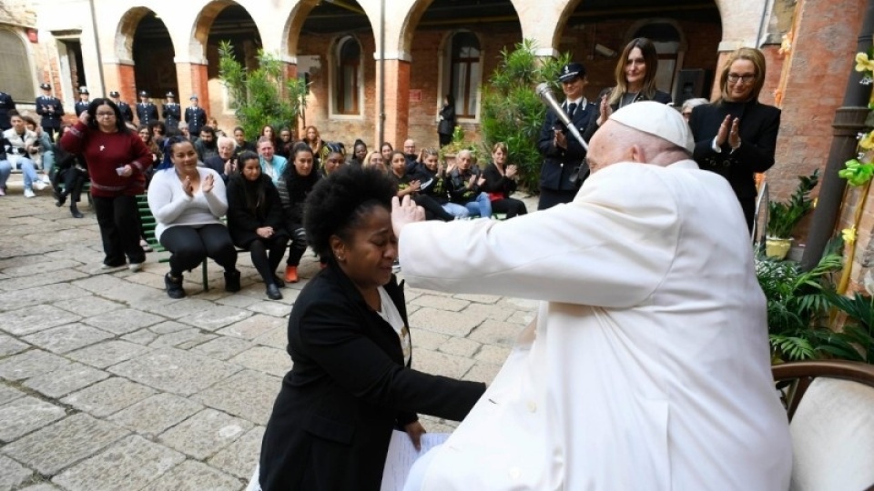 教宗訪威尼斯首項活動，赴女子監獄鼓勵服刑人士