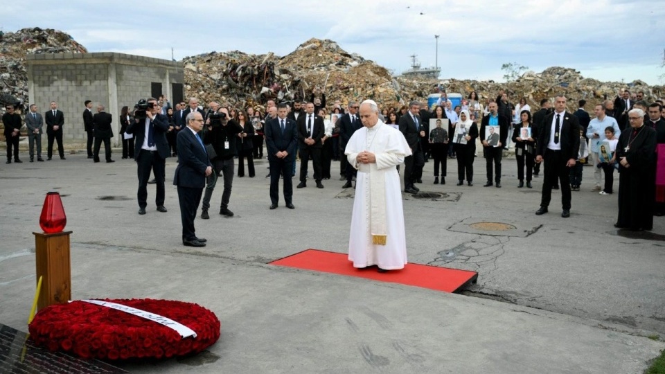 教宗良十四世在貝魯特港爆炸事故地點與罹難者家屬一同祈禱
