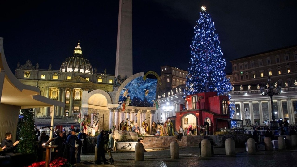 2025年在聖伯多祿廣場上的聖誕樹和聖誕馬槽