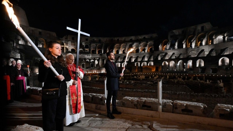 聖週五：教宗良十四世全程肩負十字架帶領公拜苦路