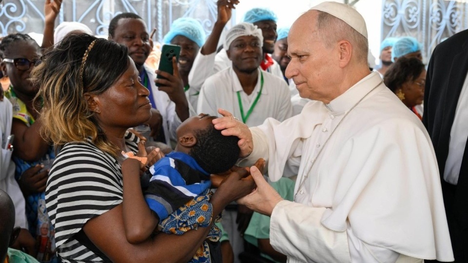 教宗私下探望喀麥隆聖保祿天主教醫院